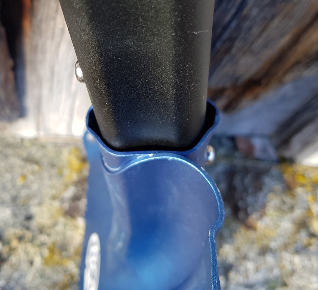 BCA Dozer 1T har to låseknapper som går inn i spor for rask sammenkobling mellom skaft og blad. Designet er symmetrisk og brukervennlig. skredspade test