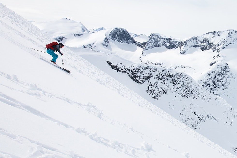 KJØRBAR: Kristoffer Kippernes viser at det er en smal sak å kjøre godt på ski med Salomon X-Alp 30 på ryggen. Foto: Tore Meirik Salomon test sekk topptur