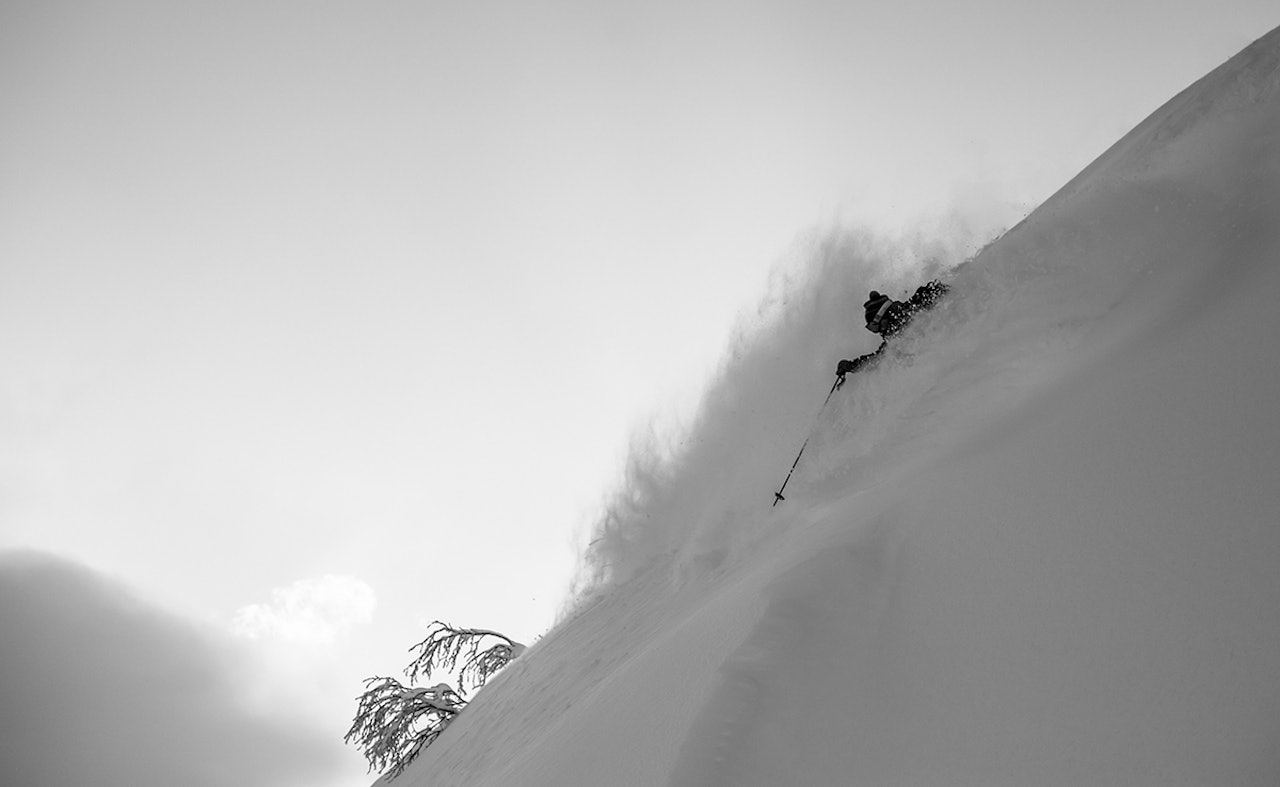 TAKK: Redaktør i Fri Flyt. Henning Reinton, takker knærne sine for tro tjeneste. Her under arbeidet med en Myrkdalen-artikkel. Foto: Sverre Hjørnevik TAKK: Redaktør i Fri Flyt. Henning Reinton, takker knærne sine for tro tjeneste. Her under arbeidet med en Myrkdalen-artikkel. Foto: Sverre Hjørnevik