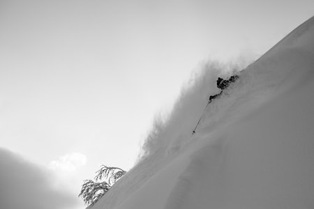 TAKK: Redaktør i Fri Flyt. Henning Reinton, takker knærne sine for tro tjeneste. Her under arbeidet med en Myrkdalen-artikkel. Foto: Sverre Hjørnevik TAKK: Redaktør i Fri Flyt. Henning Reinton, takker knærne sine for tro tjeneste. Her under arbeidet med en Myrkdalen-artikkel. Foto: Sverre Hjørnevik
