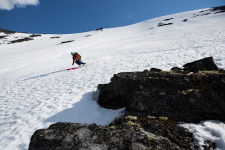 FANTASTISK TUR: Fra toppen av Galdhøpiggen sommerskisenter er det en smal sak å nå Nyskridugrove - 1200 høydemeter med fantastisk frikjøring. Her er Erlend Sande i aksjon i den tøffe renna. Foto: Tore Meirik FANTASTISK TUR: Fra toppen av Galdhøpiggen sommerskisenter er det en smal sak å nå Nyskridugrove - 1200 høydemeter med fantastisk frikjøring. Her er Erlend Sande i aksjon i den tøffe renna. Foto: Tore Meirik