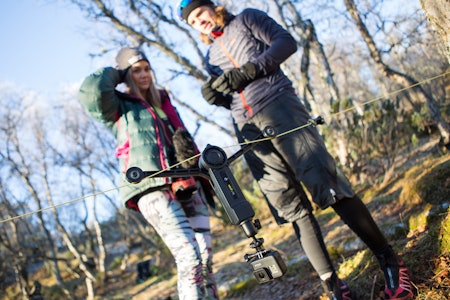 ENDELIG I MÅL: Etter braksuksess med folkefinansiering og forsinket levering er Wiral Lite endelig ute. Markedssjef og gründer prøver kabelkamerasystemet sammen med fotograf Martin Innerdal Dalen. Foto: Tore Meirik