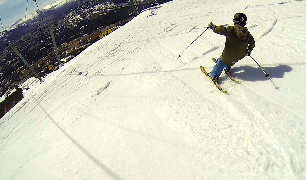 UT MED ET SMELL: Nesten ingen gidder å bruke norske alpinanlegg når de er på sitt beste om våren. Derfor blir vi som elsker å kjøre laps i deilig sløsj utsatt for prematur og ufrivillig avlysning av skiheissesongen. Foto: Tore Meirik UT MED ET SMELL: Nesten ingen gidder å bruke norske alpinanlegg når de er på sitt beste om våren. Derfor blir vi som elsker å kjøre laps i deilig sløsj utsatt for prematur og ufrivillig avlysning av skiheissesongen. Foto: Tore Meirik