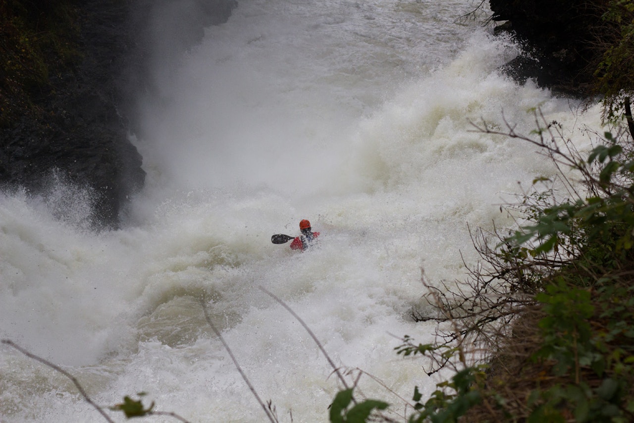 FØRSTEGANGSPADLING: Store vannmengder på Vestlandet åpna for førstegangspadlingen av Rognsfossen på Voss. Dag Sandvik fiksa biffen. FØRSTEGANGSPADLING: Store vannmengder på Vestlandet åpna for førstegangspadlingen av Rognsfossen på Voss. Dag Sandvik fiksa biffen.