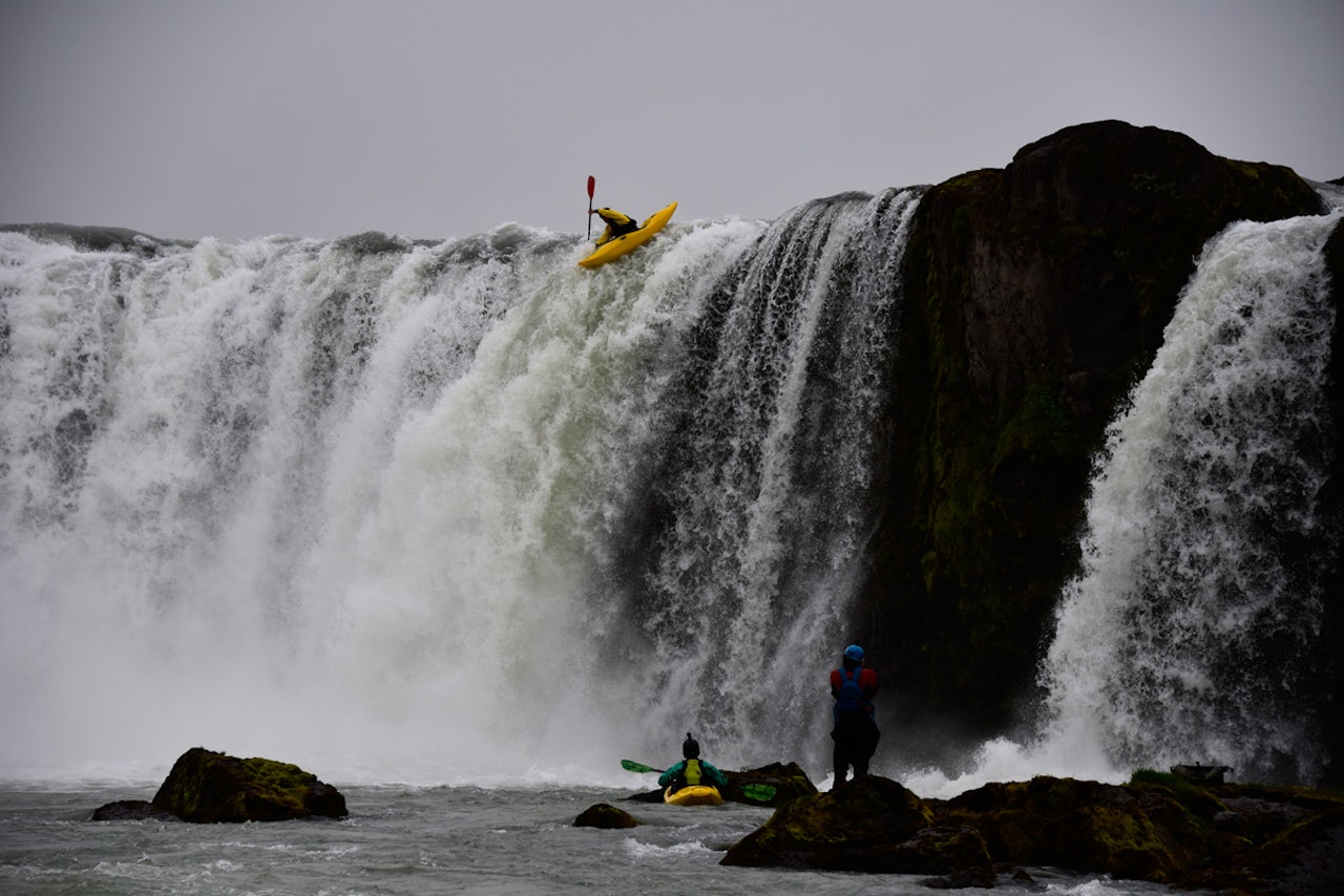 FOSSEPARADIS: Helge Martinsen i aksjon i superfossen Goðafoss. Foto: Nick Pearce FOSSEPARADIS: Helge Martinsen i aksjon i superfossen Goðafoss. Foto: Nick Pearce