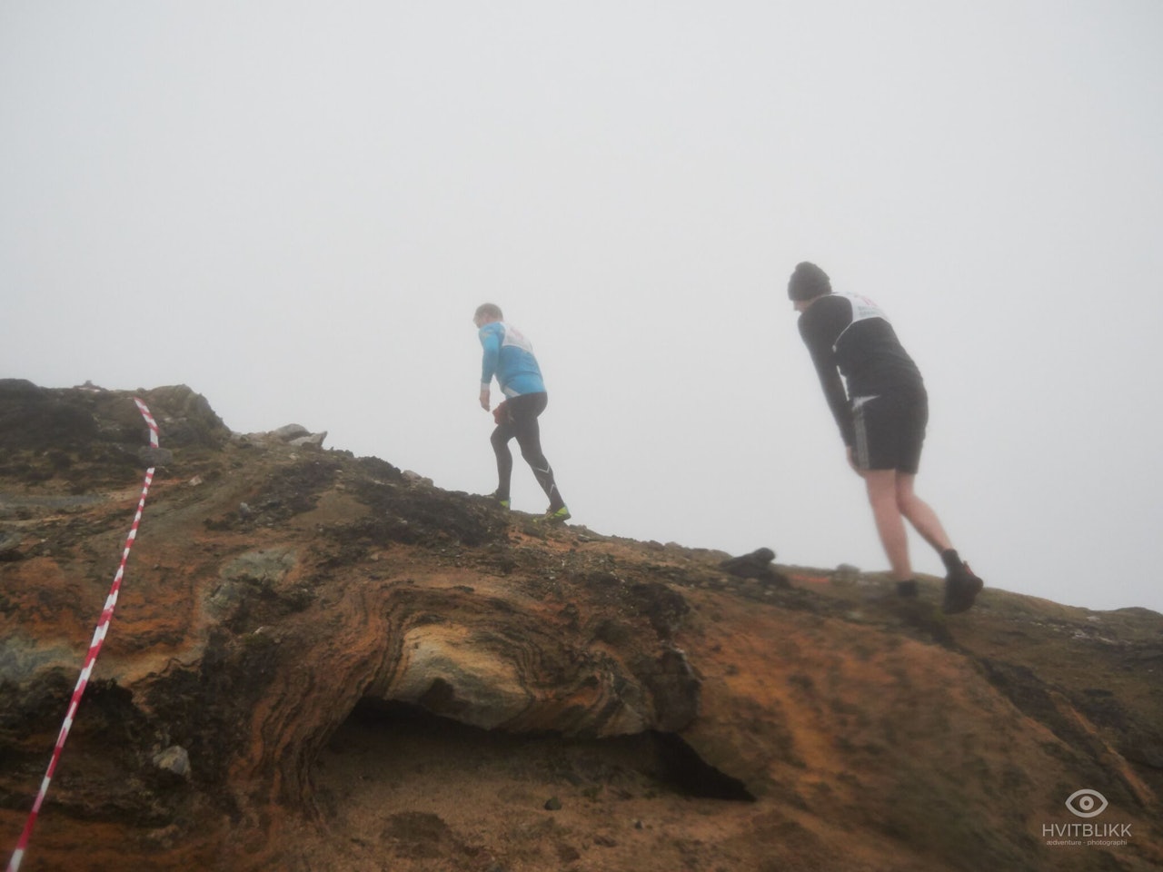 TÅKEHAV: Det var ikke helt det synet løperne hadde ønsket seg som ventet på toppen av fjellet. Foto: Timme Ellingjord.