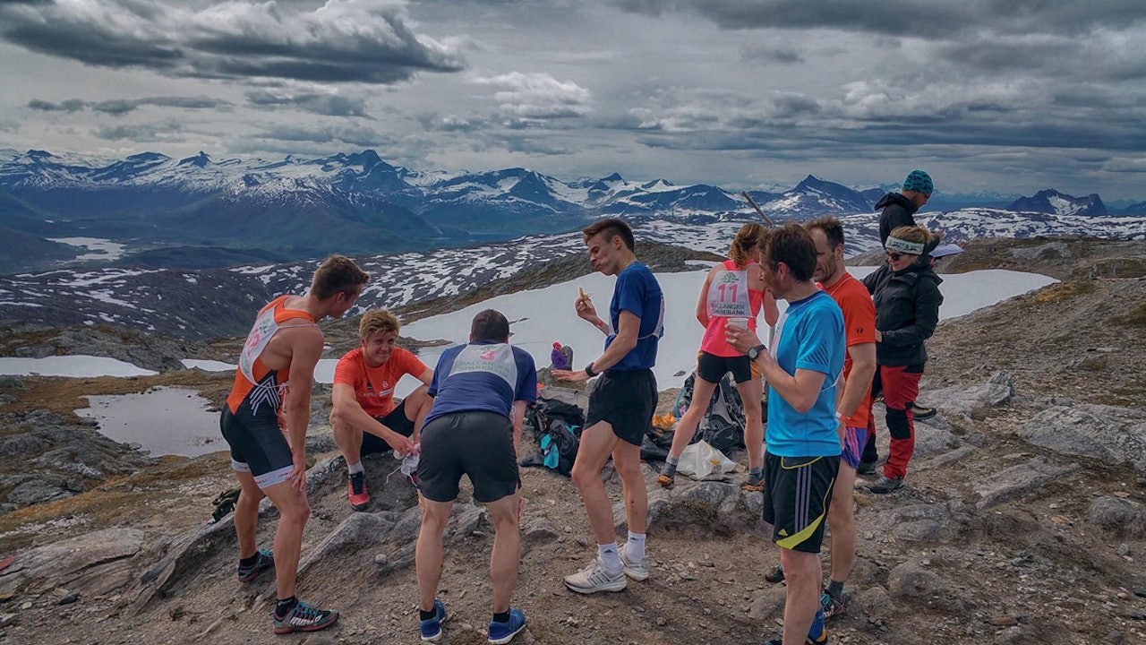 MIDNATTSSOLLØPET: ...eller? Kan man si det når de første deltagerne er i mål før klokka 12? Foto: Magnus Kalsson 