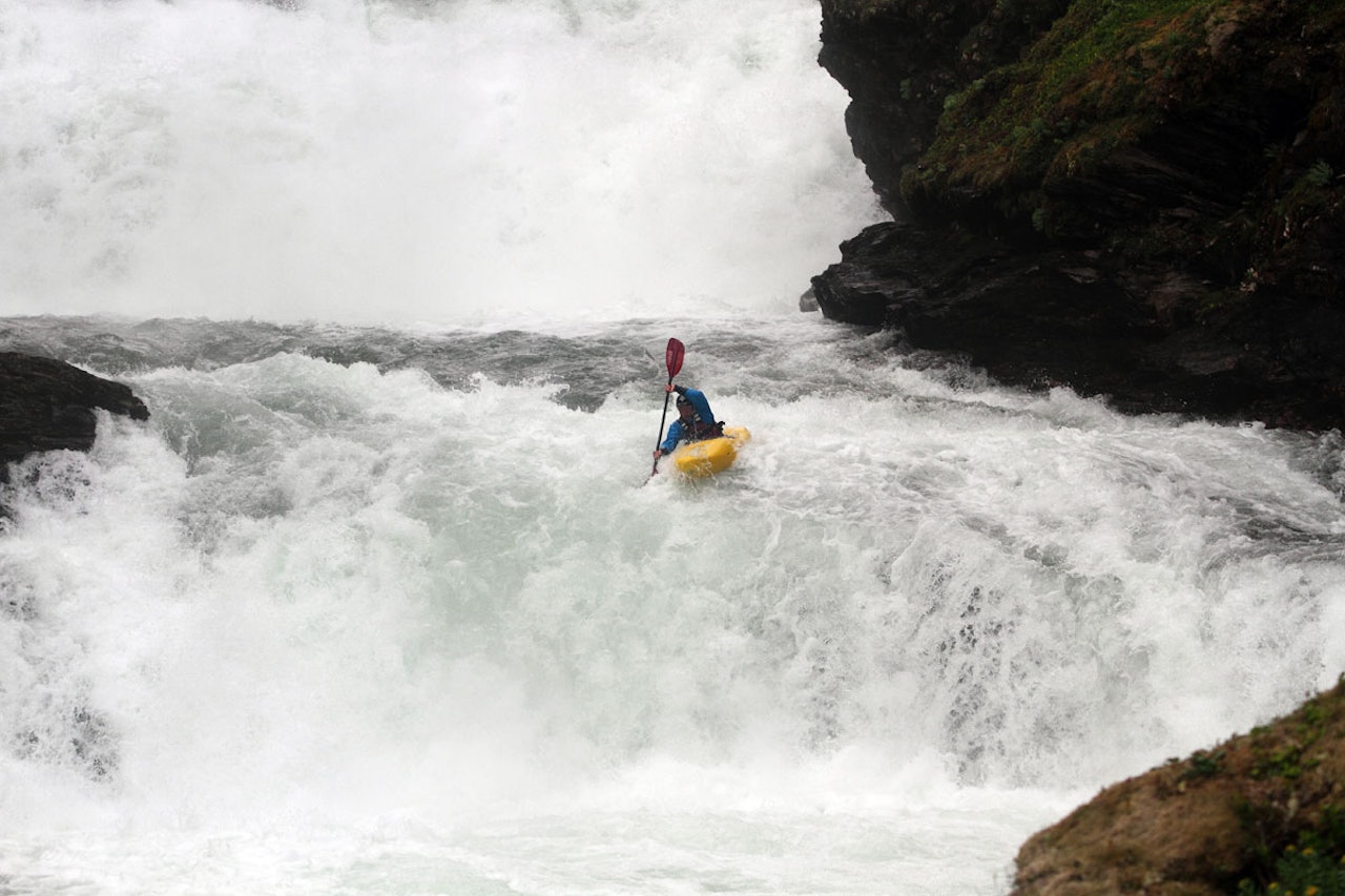 ERFAREN KAR: Karl Engen er hakket flinkere til å padle enn til å sko hest, og han er så god til å sko hest at han stadig vekk deltar i internasjonale mesterskap. Men her padler han i elva Krutåga i Nordland. Foto: Tore Meirik ERFAREN KAR: Karl Engen er hakket flinkere til å padle enn til å sko hest, og han er så god til å sko hest at han stadig vekk deltar i internasjonale mesterskap. Men her padler han i elva Krutåga i Nordland. Foto: Tore Meirik