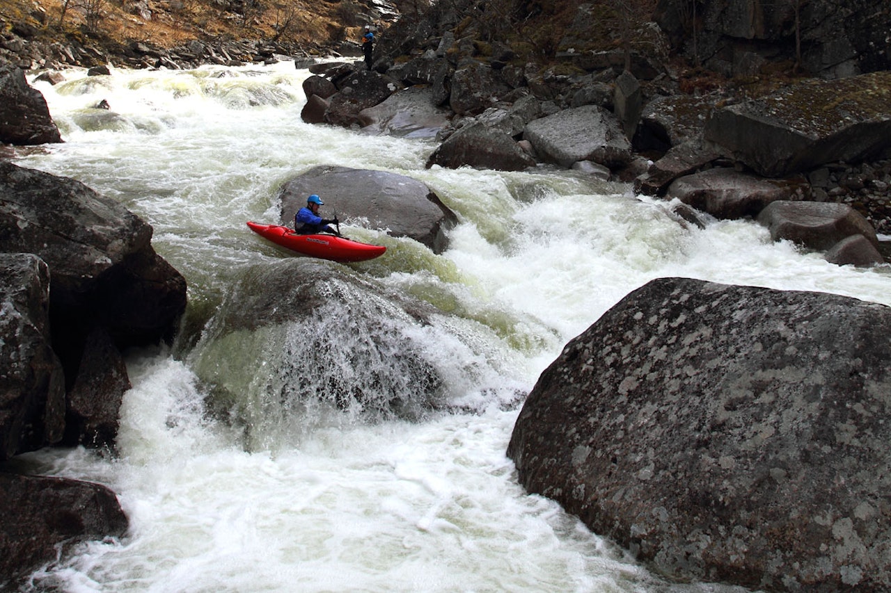DEDIKERT FYR: Martin Vollen tar padlinga på alvor –og huser amerikanske padlestjerner hjemme på «hybelen» i Heidal hver sommer. Her padler han i Grøvu. Foto: Tore Meirik DEDIKERT FYR: Martin Vollen tar padlinga på alvor –og huser amerikanske padlestjerner hjemme på «hybelen» i Heidal hver sommer. Her padler han i Grøvu. Foto: Tore Meirik