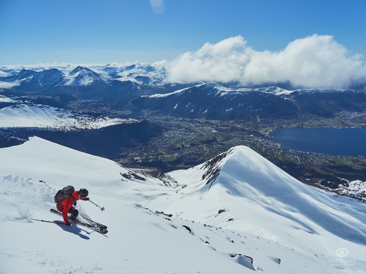 KLASSIKER: Nydelige forhold på vei ned fra Saudehornet like over Ørsta. Foto: Timme Ellingjord KLASSIKER: Nydelige forhold på vei ned fra Saudehornet like over Ørsta. Foto: Timme Ellingjord