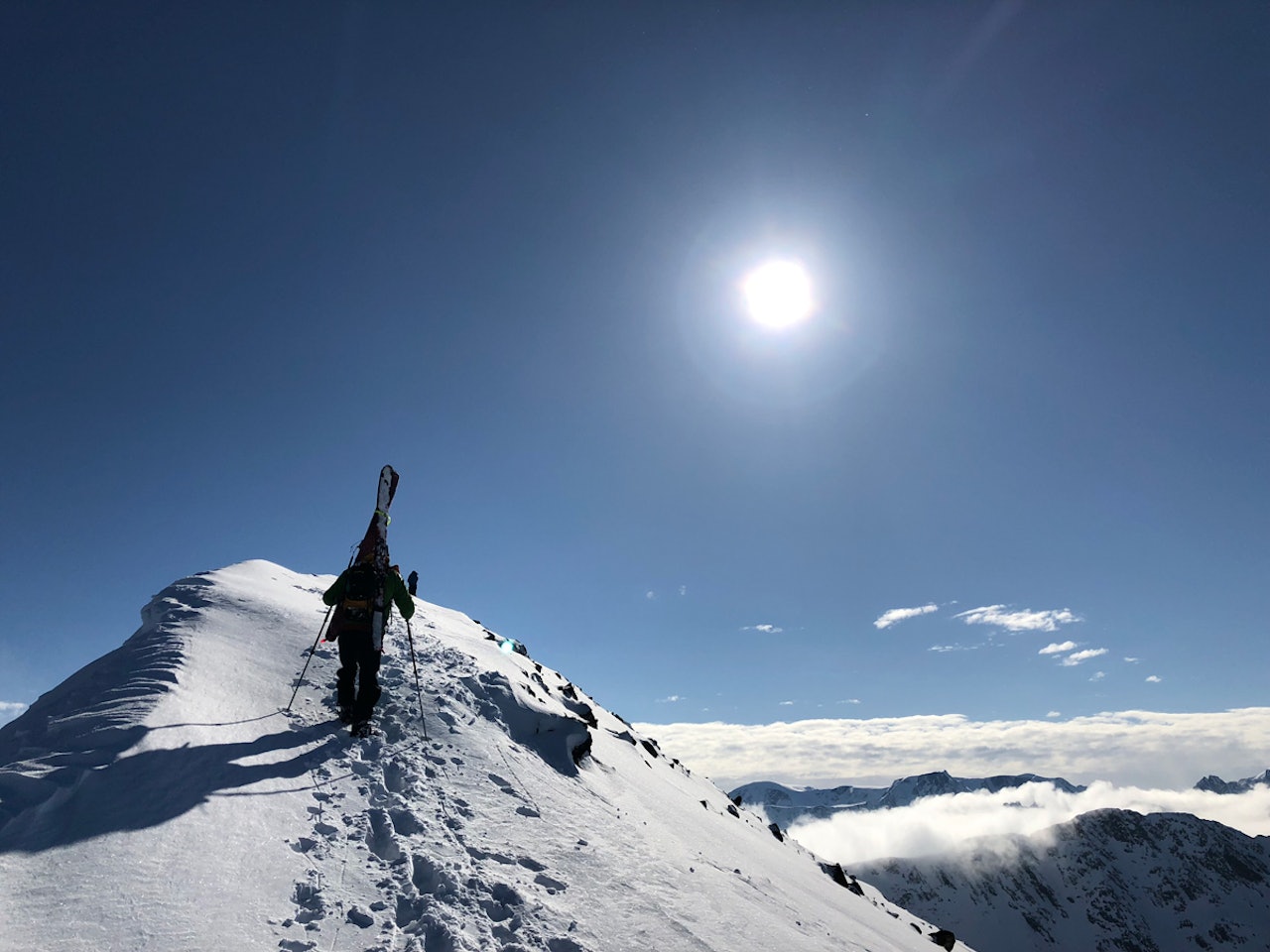 EVERY MAN IS AN ISLAND: Anders går siste biten opp mot Kavringtinden. Foto: Esben A. Nilssen EVERY MAN IS AN ISLAND: Anders går siste biten opp mot Kavringtinden. Foto: Esben A. Nilssen