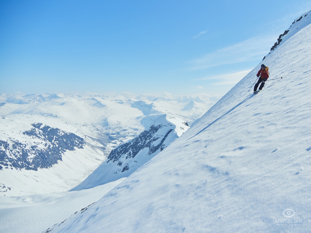 VARMT: Gry Einrem setter fine svinger på vei ned fra Hornindalsrokken. Foto: Timme Ellingjord Hornindal topptur randonee hornindalsrokken sunnmøre