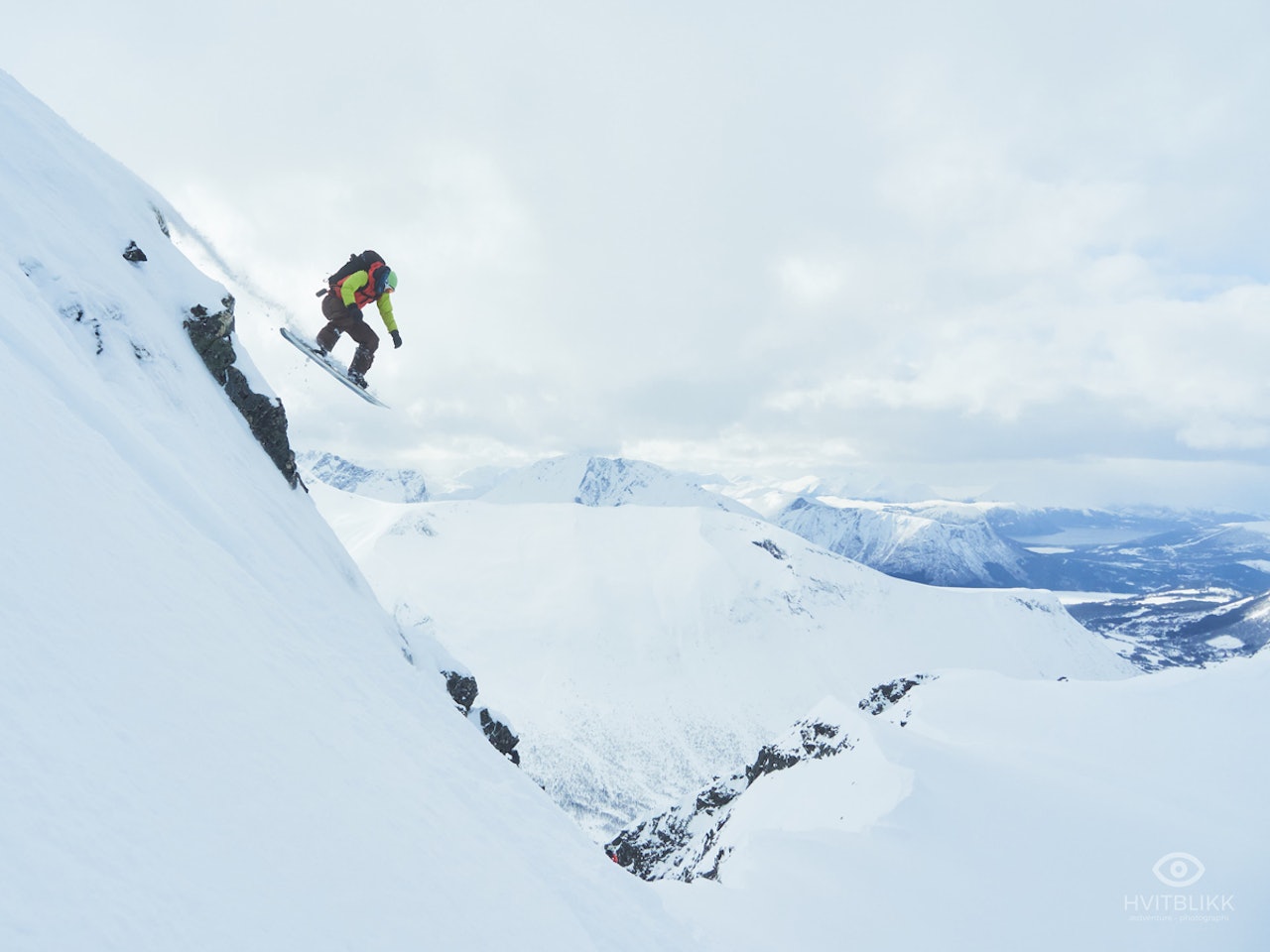 HUCK: Når snøen er dyp og myk er det null stress for Dagfinn Engemoen å sette utfor klipper som denne. Foto: Timme Ellingjord HUCK: Når snøen er dyp og myk er det null stress for Dagfinn Engemoen å sette utfor klipper som denne. Foto: Timme Ellingjord