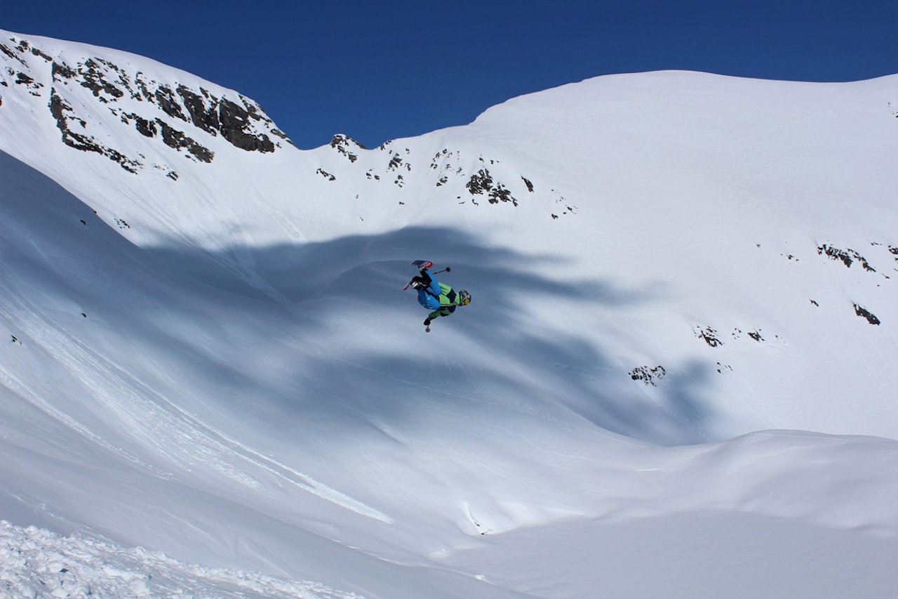 DOBBEL FLAT: Runar Hovdenakk Øye i ferd med å lande ein dobbel flatspin i Trollbotn i Ørsta. Foto: Fredrik Mo DOBBEL FLAT: Runar Hovdenakk Øye i ferd med å lande ein dobbel flatspin i Trollbotn i Ørsta. Foto: Fredrik Mo