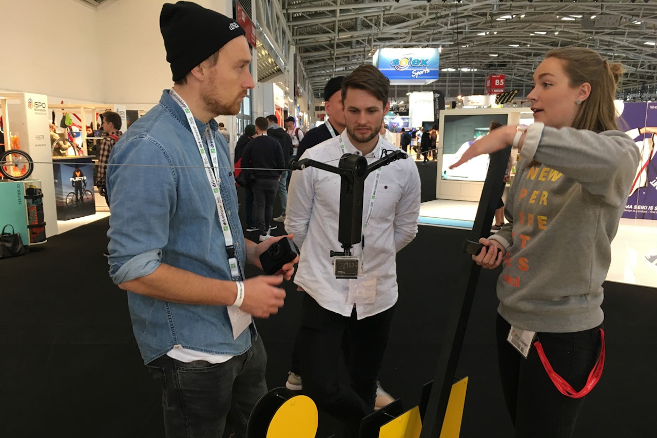 VISTE FREM: Wiral viste frem produktet under ISPO i Tyskland. Løsningen skal gjøre cable cam enklere og lettere. Foto: Wiral VISTE FREM: Wiral viste frem produktet under ISPO i Tyskland. Løsningen skal gjøre cable cam enklere og lettere. Foto: Wiral