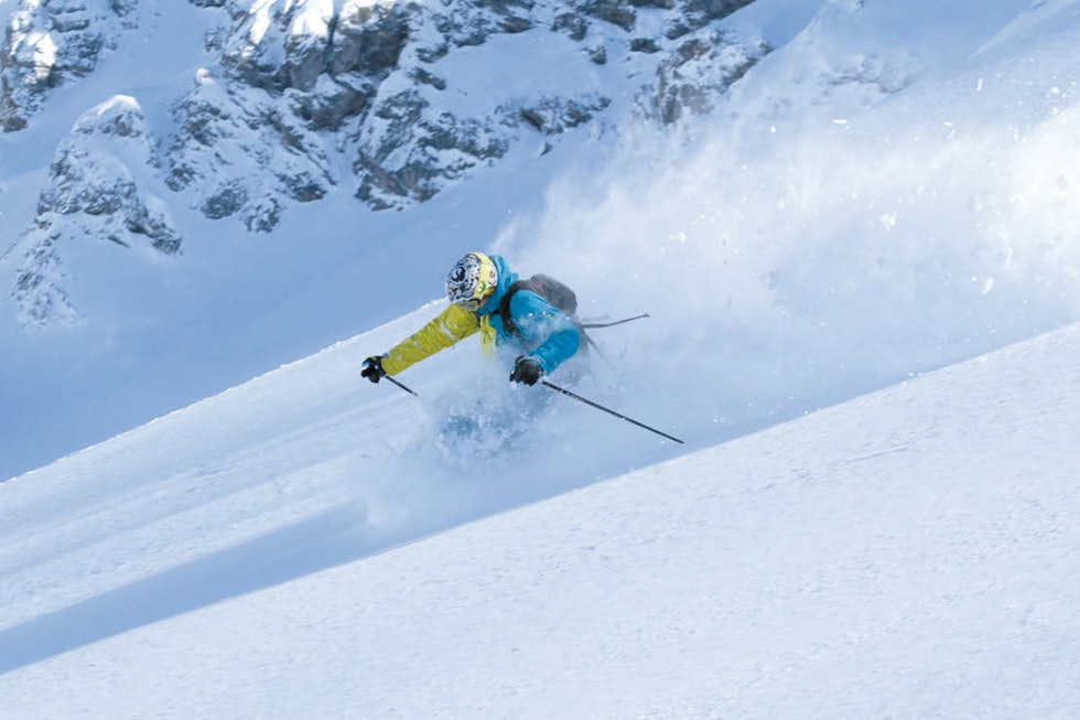 6. Samle skiene og fordel vekt tilbake på begge ski. Flytt vekt framover, løft høyre arm og skyv høyre ski framover for å komme inn i neste sving. Telemarksving