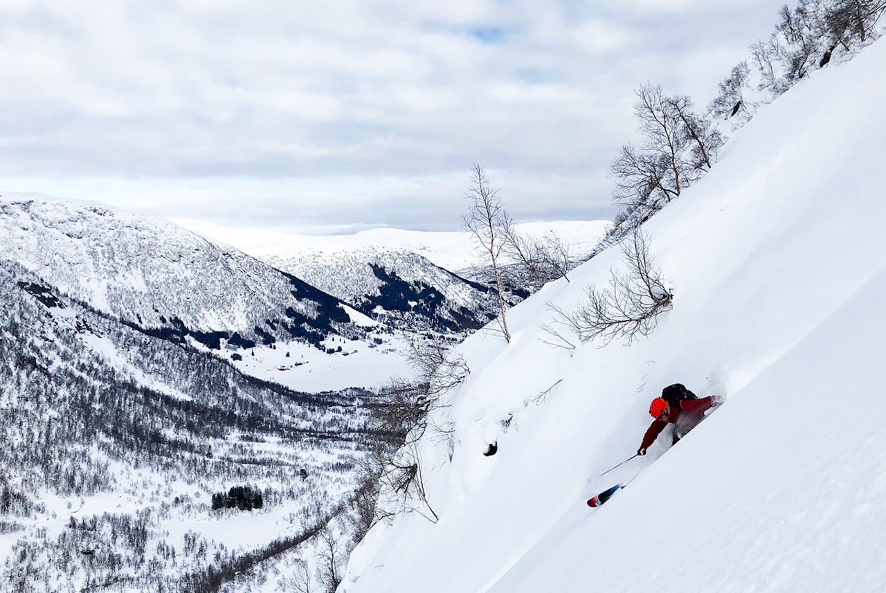 GLEDE I HVERT FACESHOT: Det er fine forhold i Sogndal om dagen. Og oppkjørt overalt er det slett ikke. Ivar Løvik finner fin snø i en face han ikke har kjørt før. Foto: Tore Meirik GLEDE I HVERT FACESHOT: Det er fine forhold i Sogndal om dagen. Og oppkjørt overalt er det slett ikke. Ivar Løvik finner fin snø i en face han ikke har kjørt før. Foto: Tore Meirik