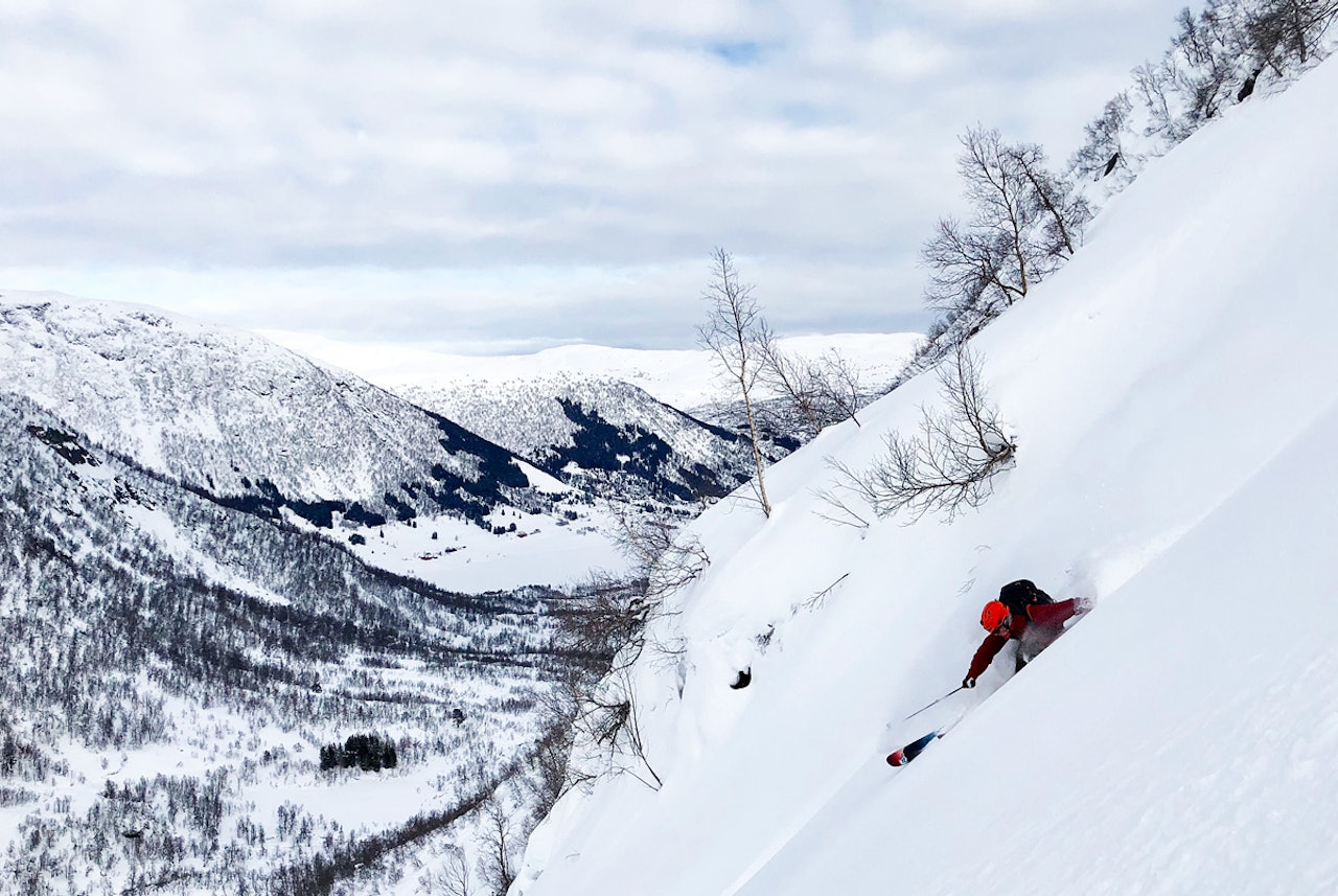 GLEDE I HVERT FACESHOT: Det er fine forhold i Sogndal om dagen. Og oppkjørt overalt er det slett ikke. Ivar Løvik finner fin snø i en face han ikke har kjørt før. Foto: Tore Meirik