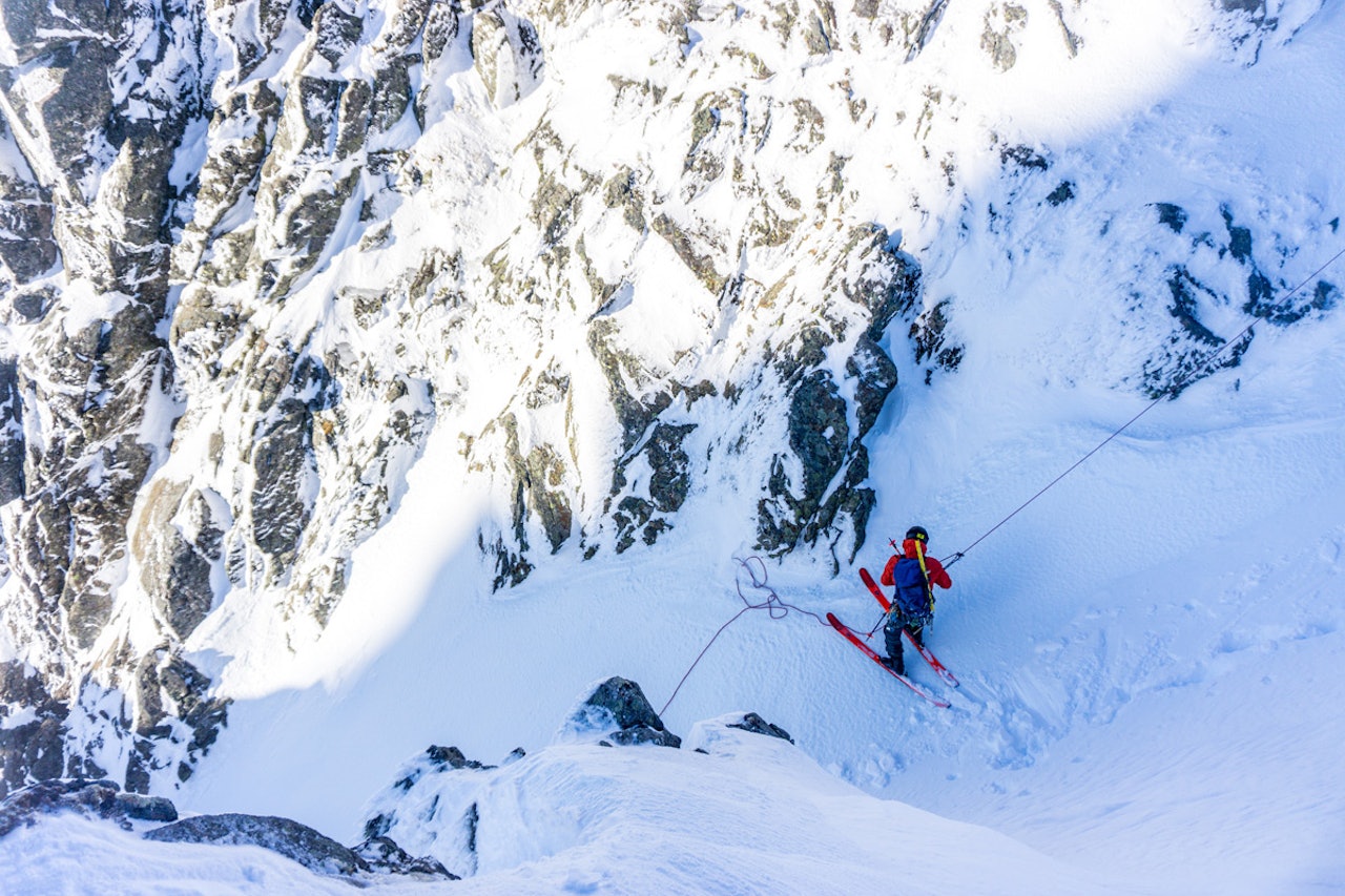 SPEKTAKULÆR NEDKJØRING: Vestveggen på mye besøkte Kolåstinden på Sunnmøre er litt av ei nedkjøring. Foto: Matias Myklebust SPEKTAKULÆR NEDKJØRING: Vestveggen på mye besøkte Kolåstinden på Sunnmøre er litt av ei nedkjøring. Foto: Matias Myklebust