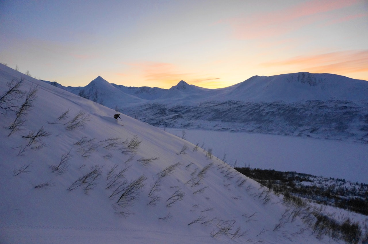 PÅ WORKSHOP MED LEGENDER: Kjetil M. Samuelsen cruiser i pudder. Foto: Kjetil M. Samuelsen PÅ WORKSHOP MED LEGENDER: Kjetil M. Samuelsen cruiser i pudder. Foto: Kjetil M. Samuelsen