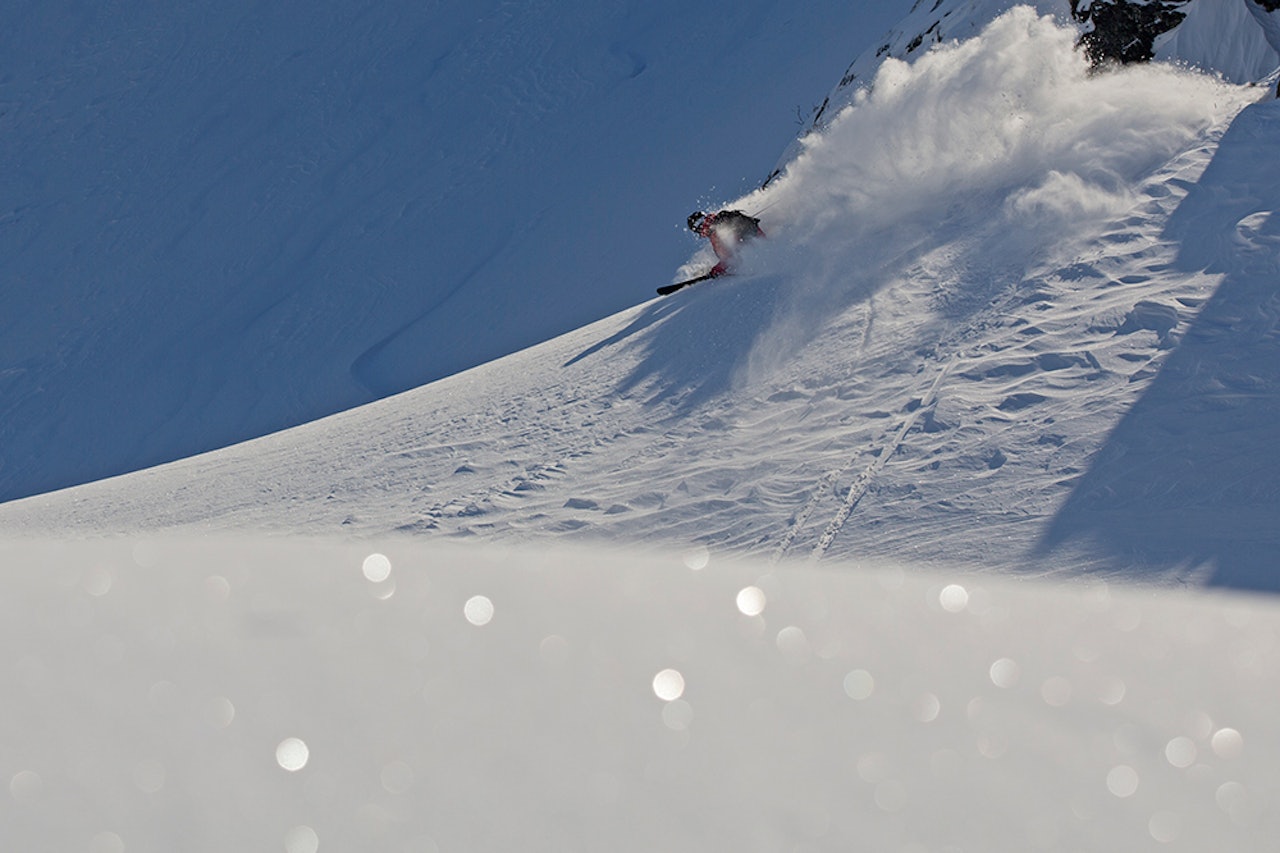 ENDELIG: Fantastiske forhold i Hemsedal forrige uke. Kristoffer Jacobsson nyter fint vær og dyp snø i Mortenskaret. Foto: Kalle Hägglund