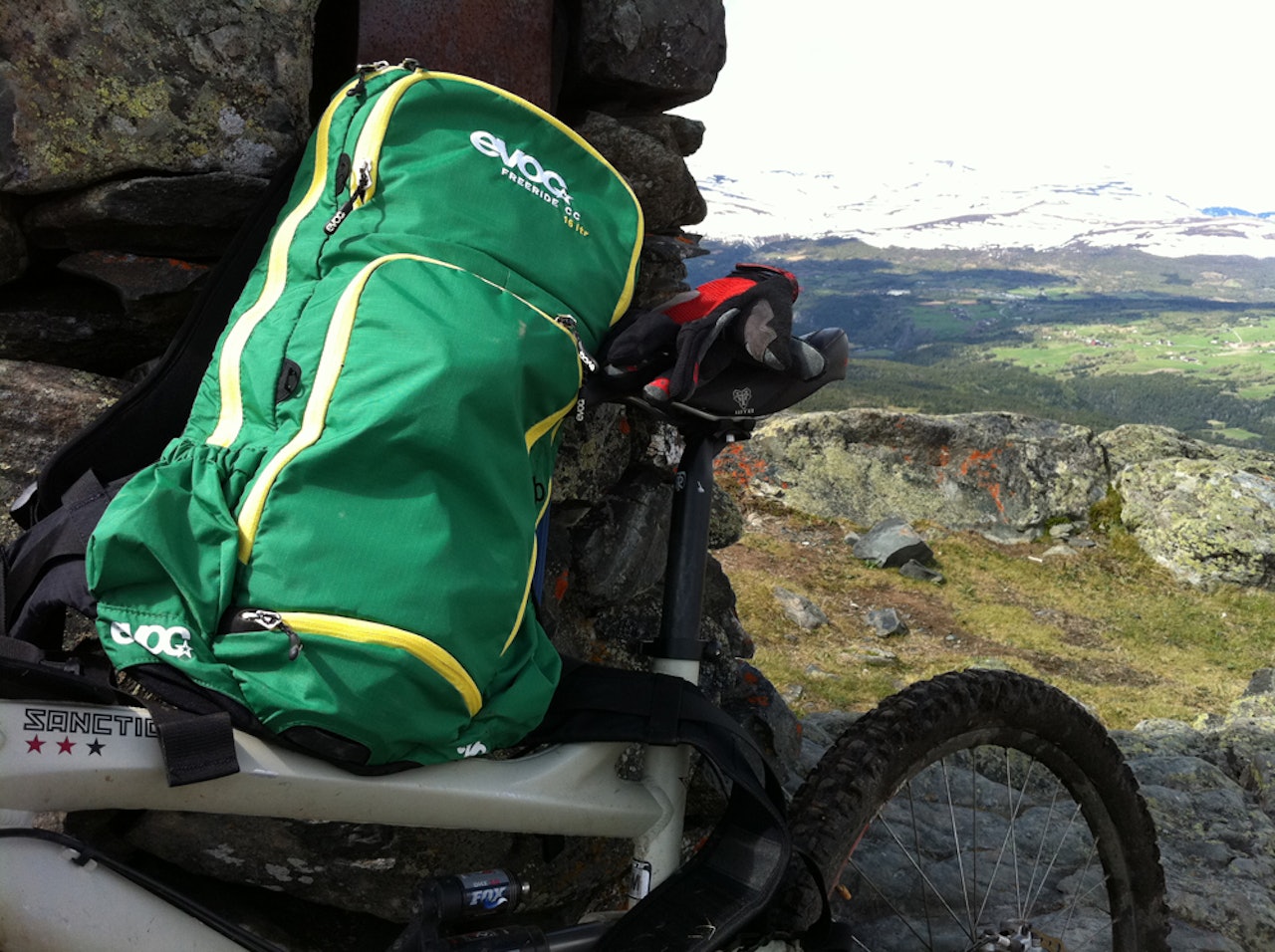 TOPPTURSEKK: Størrelsen, vekta og detaljene på sekken antyder at den er ment for toppturer og stisykling. TOPPTURSEKK: Størrelsen, vekta og detaljene på sekken antyder at den er ment for toppturer og stisykling.