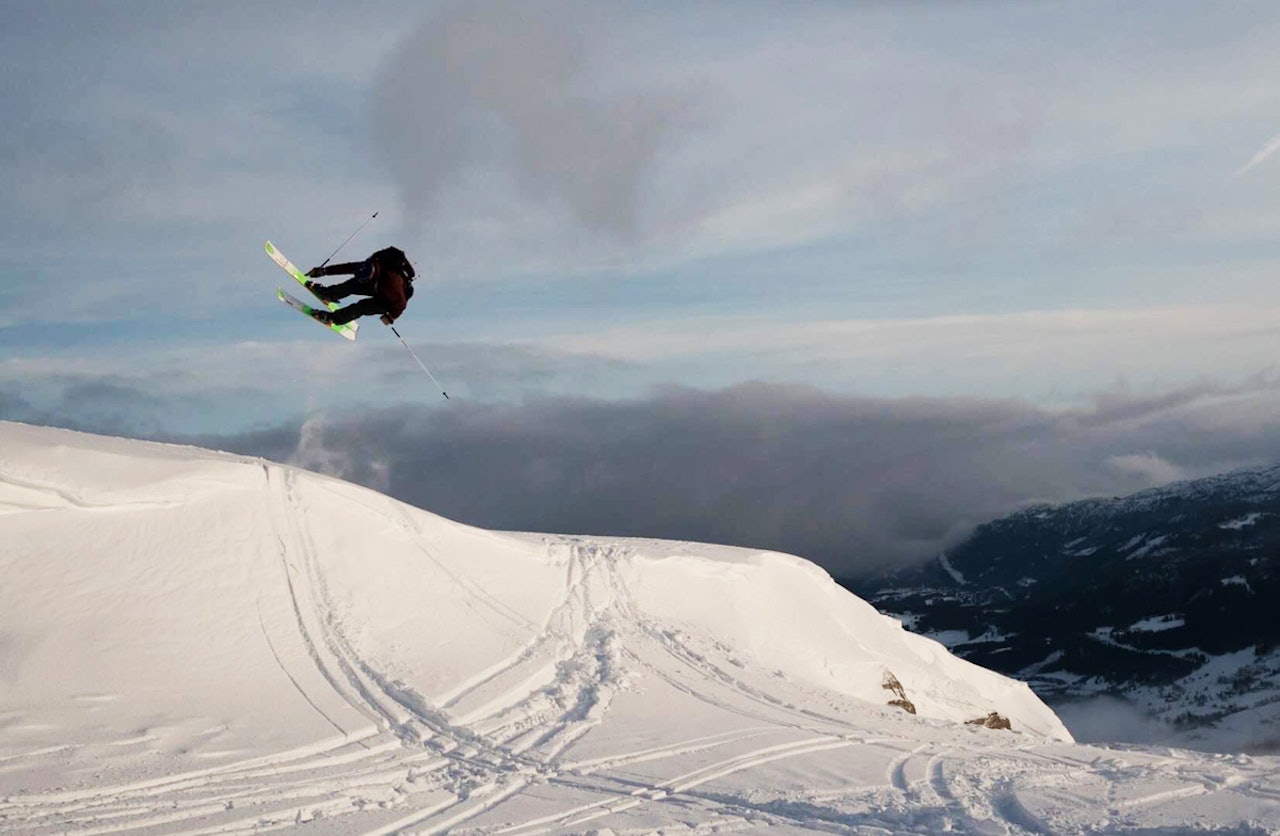 PÅ VOSS: Cato Lægreid lader opp til sin siste konkurransesesong på Voss. Her gjør han en alley oop 180 på ei naturlig vindleppe øverst på Horgaletten Foto: Jonas Adrian Lilleengen PÅ VOSS: Cato Lægreid lader opp til sin siste konkurransesesong på Voss. Her gjør han en alley oop 180 på ei naturlig vindleppe øverst på Horgaletten Foto: Jonas Adrian Lilleengen
