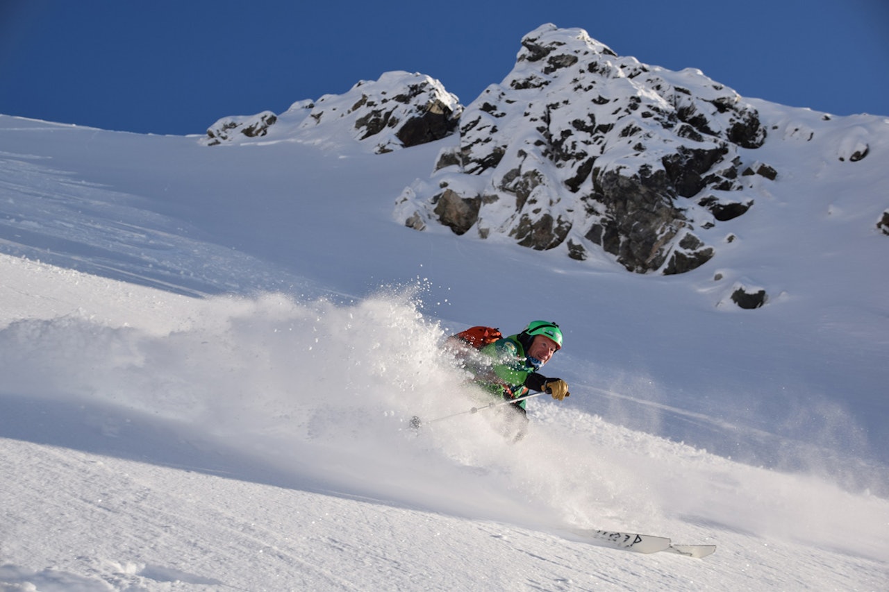 FOR EN START: Nysnø, pudder, sol, fjell, fjord, ja alt som skal til var på plass da Espen Nordahl og Svein Mortensen – som kjører her – starta sesongen på Store Kjostind denne uka. Foto: Espen Nordahl