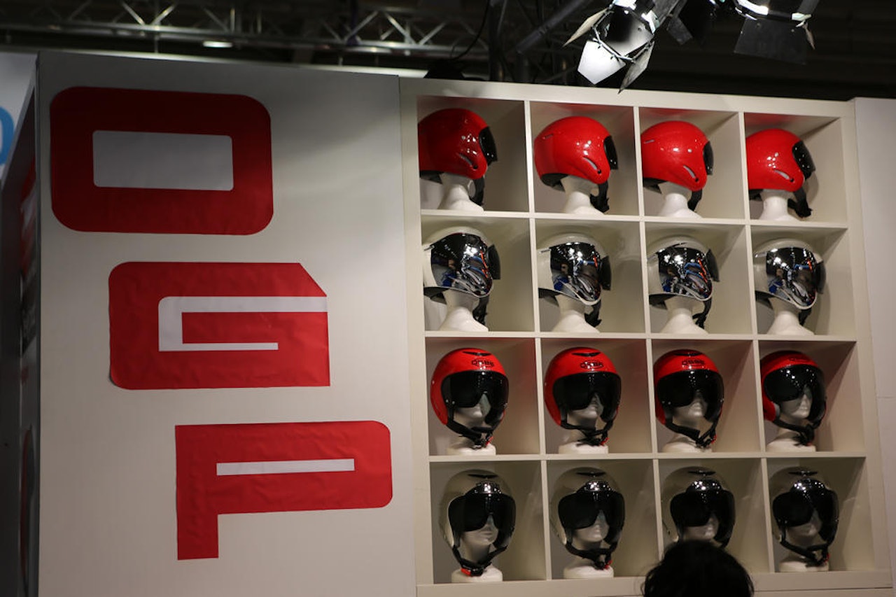 JEGERPILOT: Goggles har fungert i årevis, og det er det mange gode grunner til. Integrert visir funker ikke, selv om mange produsenter tror at skihjelmer skal se sånn her ut. Foto: Tore Meirik JEGERPILOT: Goggles har fungert i årevis, og det er det mange gode grunner til. Integrert visir funker ikke, selv om mange produsenter tror at skihjelmer skal se sånn her ut. Foto: Tore Meirik