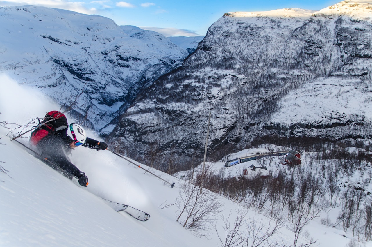 SKI AND TRAIN: Magnus Hovden Utkilen i terrenget rett over Vatnahalsen Hotel og Flåmsbana. Foto: Øyvind Waitz