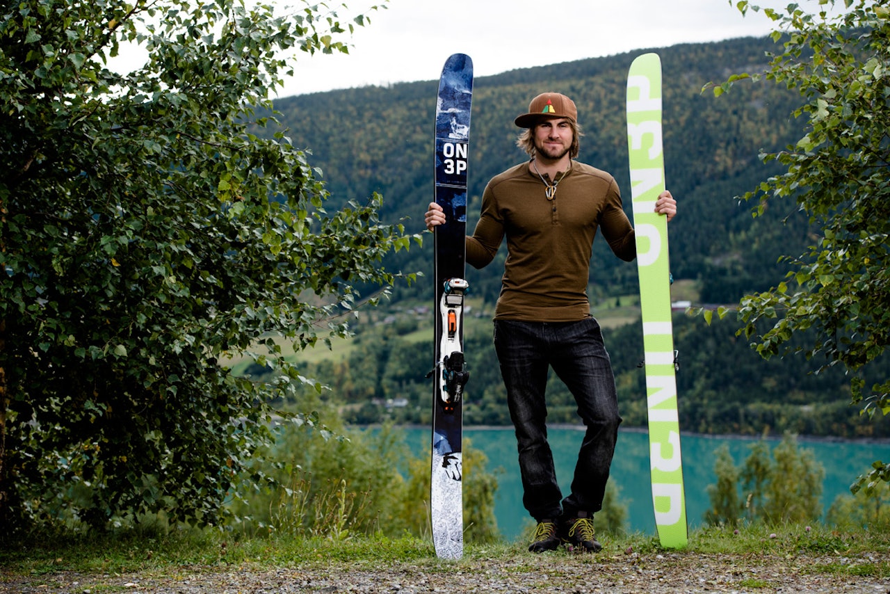 MYE NYTT: Til vinteren blir han Norges eneste mannlige kjører i Freeride World Tour (FWT), og da har Dennis Risvoll ski fra sin nye sponsor On3p på beina. Foto: Martin Innerdal Dalen MYE NYTT: Til vinteren blir han Norges eneste mannlige kjører i Freeride World Tour (FWT), og da har Dennis Risvoll ski fra sin nye sponsor On3p på beina. Foto: Martin Innerdal Dalen