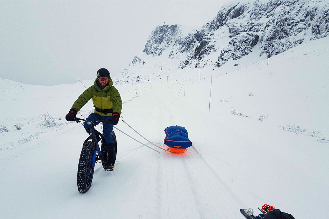 TIL TOPPS: Andreas Dahl på sykkel med skiene på slep. Foto: Privat
