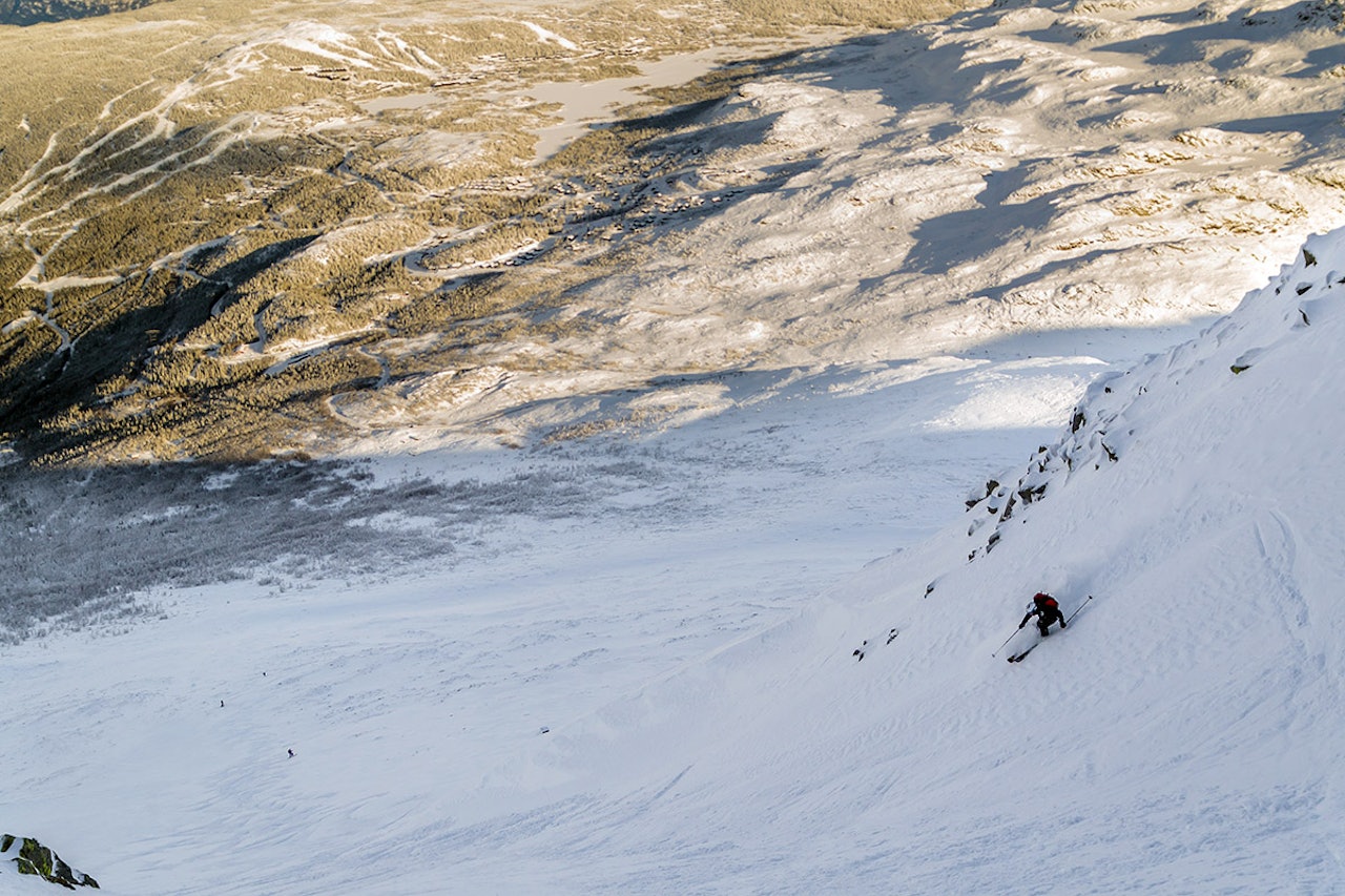 RENNEKJØRING: Magnus Hovden Utkilen på vei ned den første renna på Gaustatoppen. Foto: Øyvind Waitz RENNEKJØRING: Magnus Hovden Utkilen på vei ned den første renna på Gaustatoppen. Foto: Øyvind Waitz