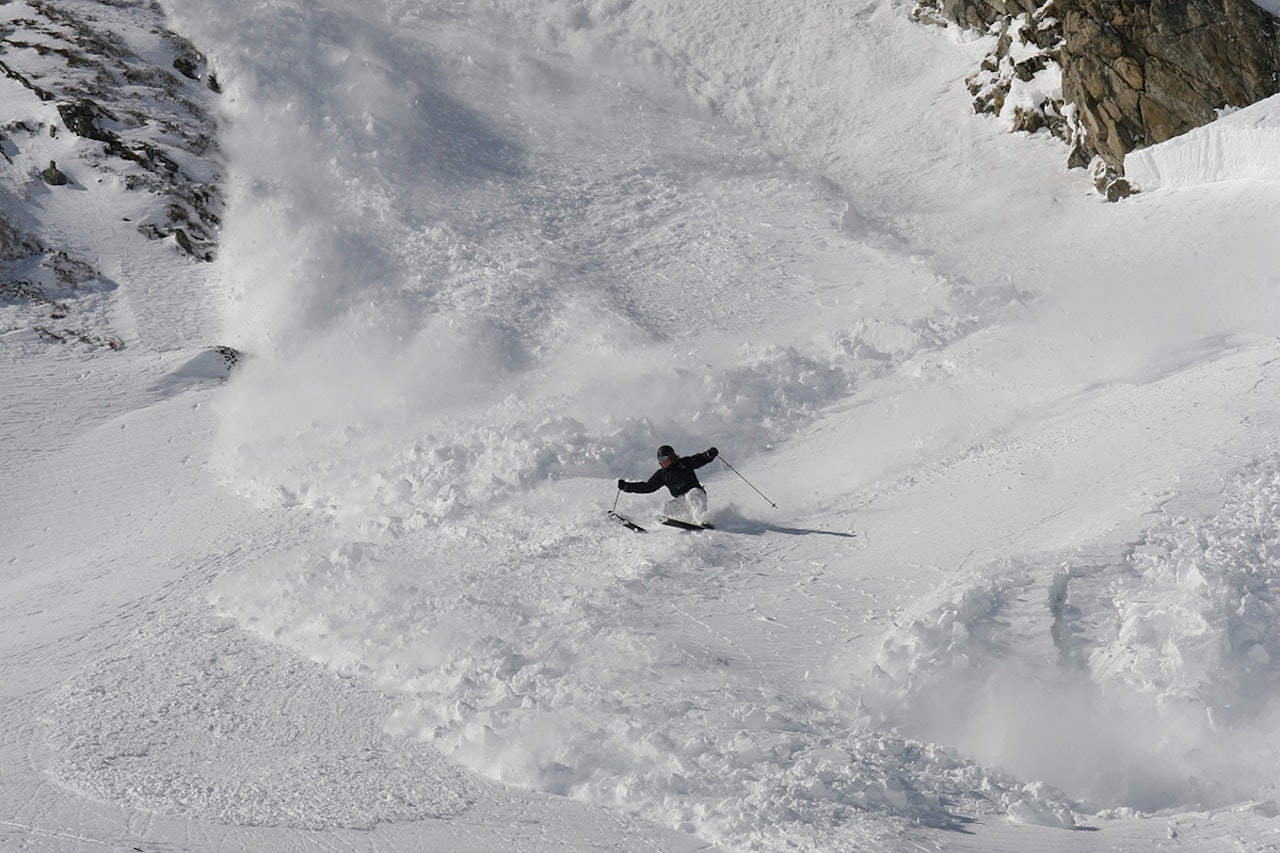 UNNGIKK SKRED: Her redder gode skiferdigheter Leif Øyvind Solemsli fra et skred i Disentis i Sveits. Foto: Tore Meirik