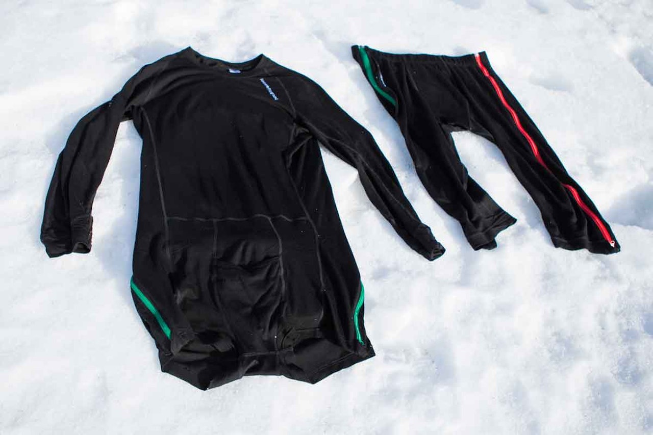 PRAKTISK: Målet til Northern Playground er å endre måten vi kler av oss på. Med ziplongsen (til høyre) er sjansen stor for at de klarer det, og med zipbody´en har de i hvert fall klart å fjerne kald-snø-i-rumpesprekken-problemet. Foto: Tore Meirik PRAKTISK: Målet til Northern Playground er å endre måten vi kler av oss på. Med ziplongsen (til høyre) er sjansen stor for at de klarer det, og med zipbody´en har de i hvert fall klart å fjerne kald-snø-i-rumpesprekken-problemet. Foto: Tore Meirik