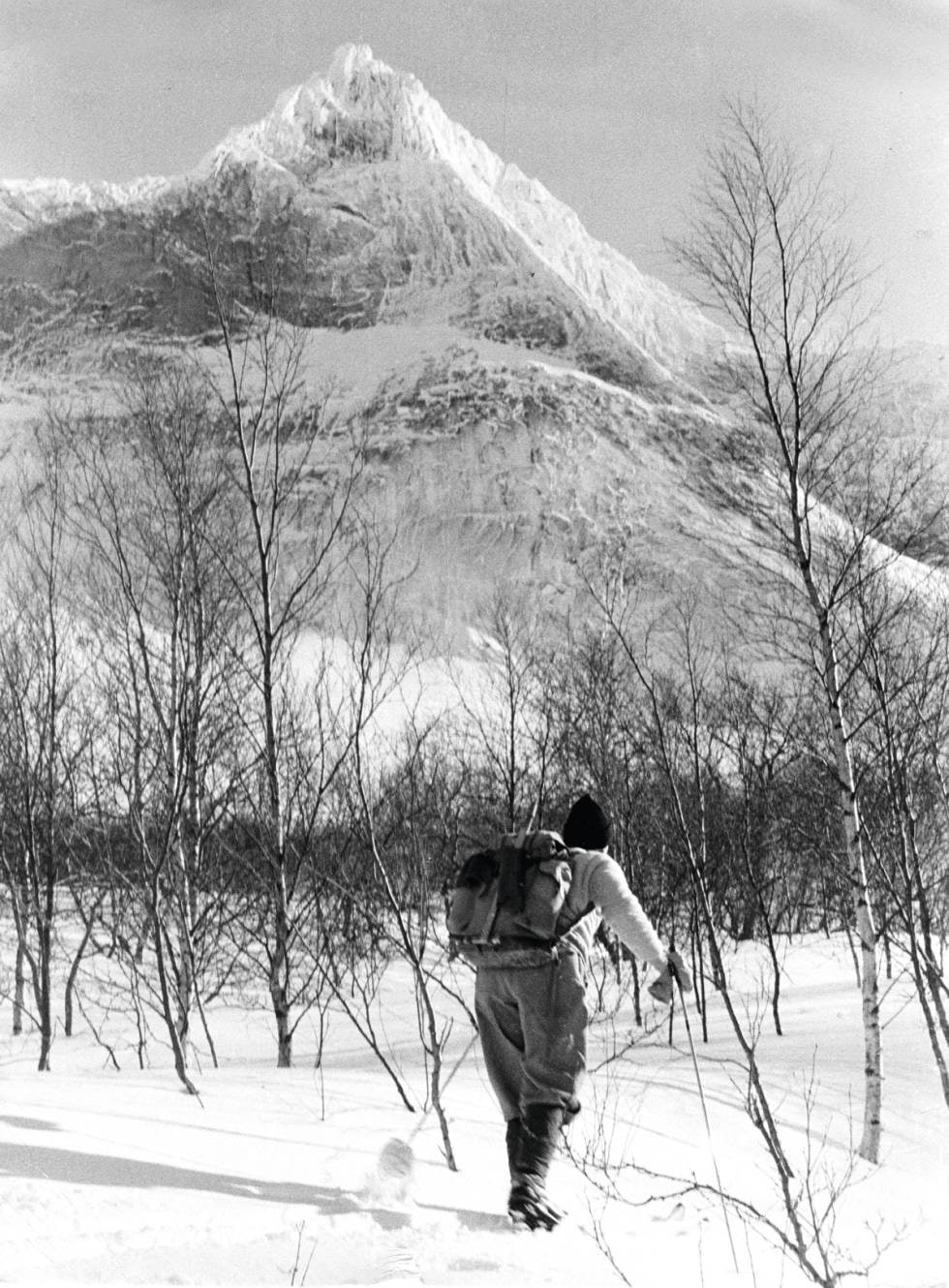 1963: Den svenske klatrepionieren og klatrelegenden Gillis Billing, her er på vei opp til Stetind under et forsøk på vinterbestigning i mars 1963. På bildet bruker han kandaharbinding med beslag bak ved hælen for «låg fästpunkt», d.v.s at støvelen satt fast på sien og ikke kunne løftes – som på alpinski. Men på den turen var også Åke Hedlund, en av de store, skandinaviske pionierene innen topptur – altså «randonnée». Vi hadde alle fire slike ski, og kunne ved nedfarten bruke vi det lave festepunktet, og cruiset nedover i kristaniasvinger.