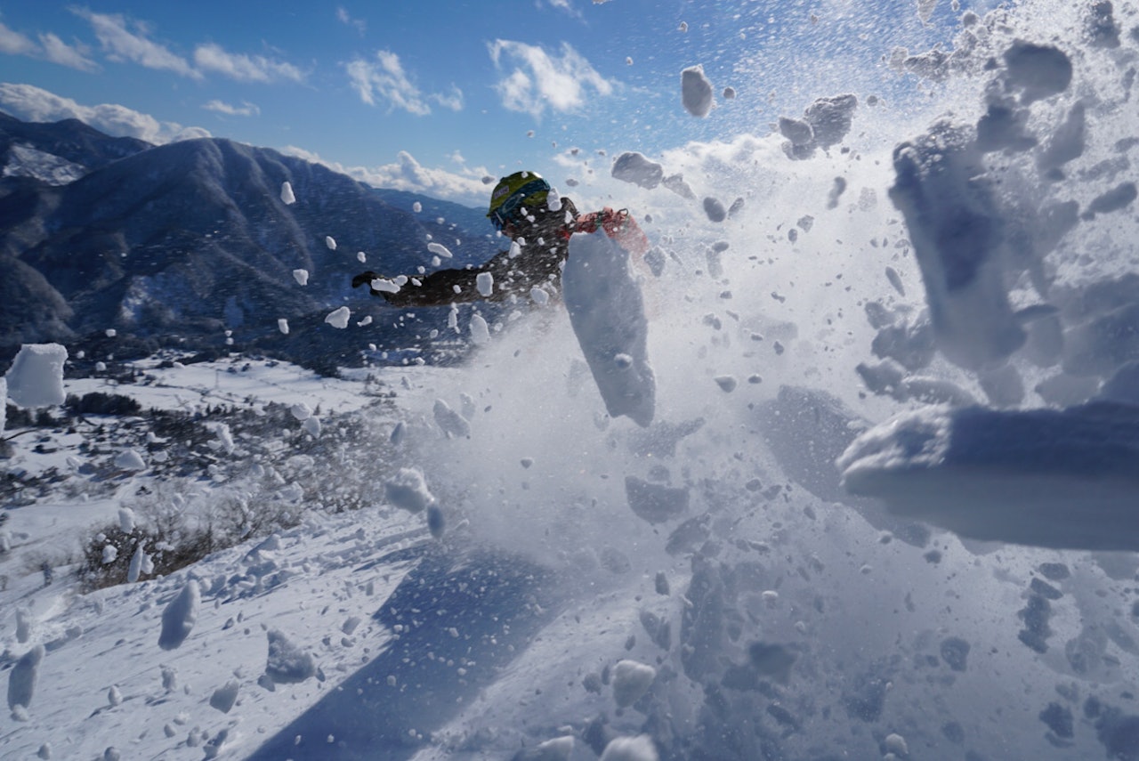 SPRAY: Selv om forholdene var varierende ble det nok til en snøspray. Foto: Olav Tarjei Valebjørg SPRAY: Selv om forholdene var varierende ble det nok til en snøspray. Foto: Olav Tarjei Valebjørg