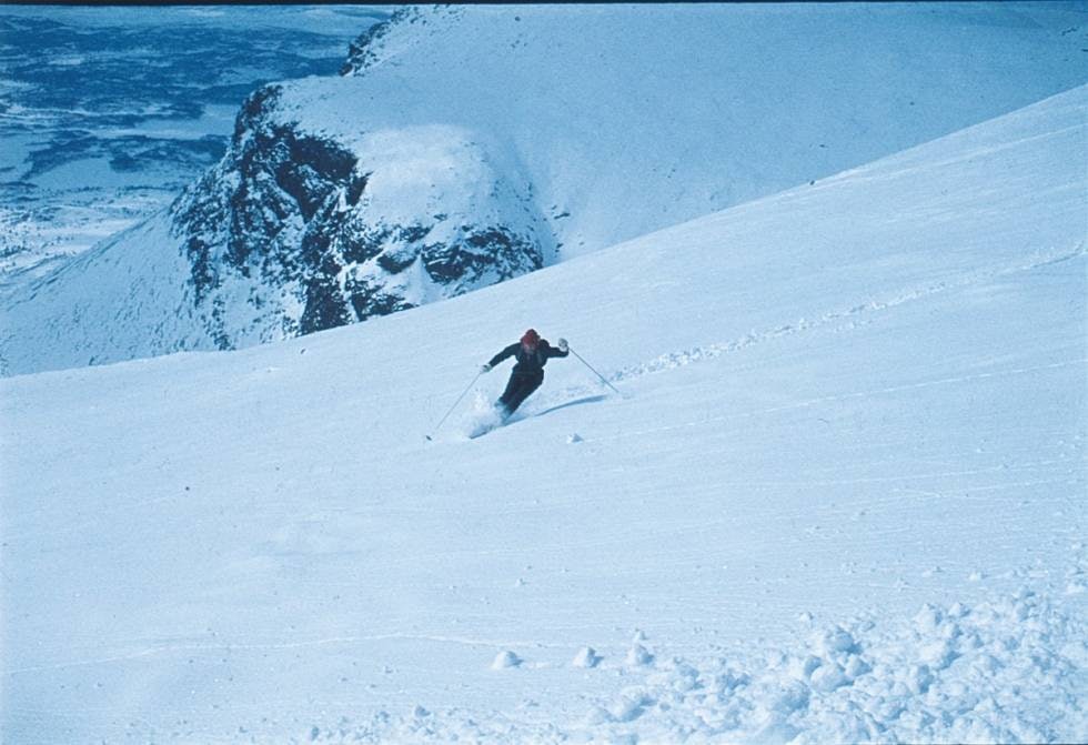 NIBBI ANNO 60-TALLET: Foregangsmannen Nils Faarlund på vei ned fra skibestigning av Nibbi i Hemsedal på 60-tallet. Bilde: Helga Faarlund NIBBI ANNO 60-TALLET: Foregangsmannen Nils Faarlund på vei ned fra skibestigning av Nibbi i Hemsedal på 60-tallet. Bilde: Helga Faarlund