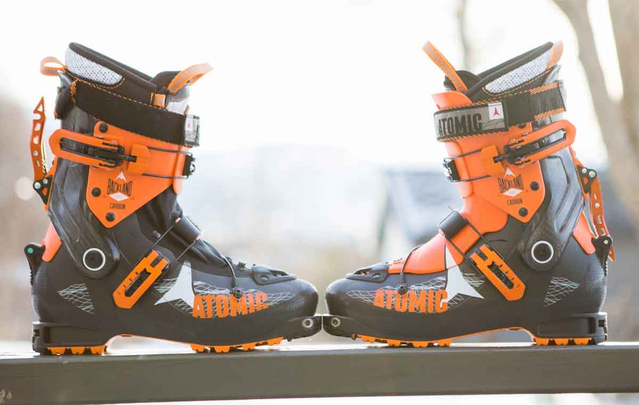 ATOMICS NYE TOPPTURSTØVEL: Backland carbon heter denne modellen, som kommer til høsten. Gåutslag og pris imponerer, henholdsvis 74 grader og 6000 kroner. Gåmodus til venstre og kjøremodus til høyre. Foto: Tore Meirik ATOMICS NYE TOPPTURSTØVEL: Backland carbon heter denne modellen, som kommer til høsten. Gåutslag og pris imponerer, henholdsvis 74 grader og 6000 kroner. Gåmodus til venstre og kjøremodus til høyre. Foto: Tore Meirik