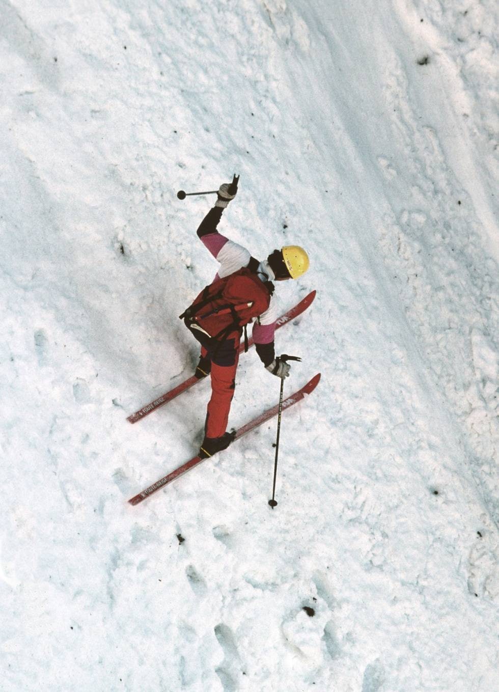 80-tallet: Topptur vokste i Norge på 80-tallet, men selv om techbindingen ble oppfunnet på denne tiden, var det ikke randoutstyret, men telemark som gjaldt her til lands. Her er Morten Aass i Skogshornrenna 18.mai 1986, tidsriktig utstyrt. 80-tallet: Topptur vokste i Norge på 80-tallet, men selv om techbindingen ble oppfunnet på denne tiden, var det ikke randoutstyret, men telemark som gjaldt her til lands. Her er Morten Aass i Skogshornrenna 18.mai 1986, tidsriktig utstyrt.
