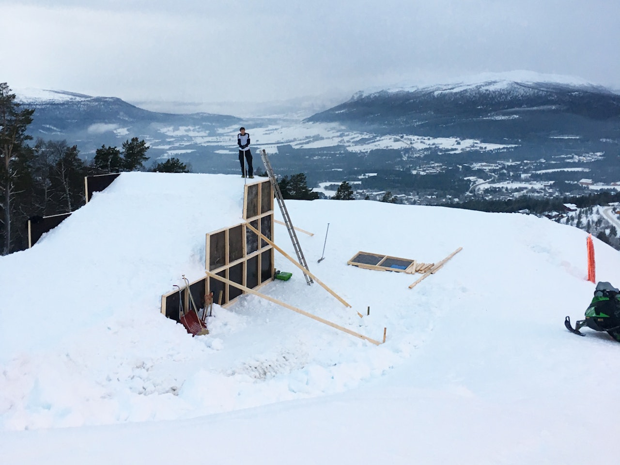 STORE FRØYSE: Andreas Amble er på juleturné og rappporterer fra alskens norske skianlegg. Først ut er Dombås, hvor det bygges STOOOOORT hopp i disse dager. Foto: Andreas Amble Dopmbås skiheiser Trolltun freeride twintip park jibbing ski snowboard