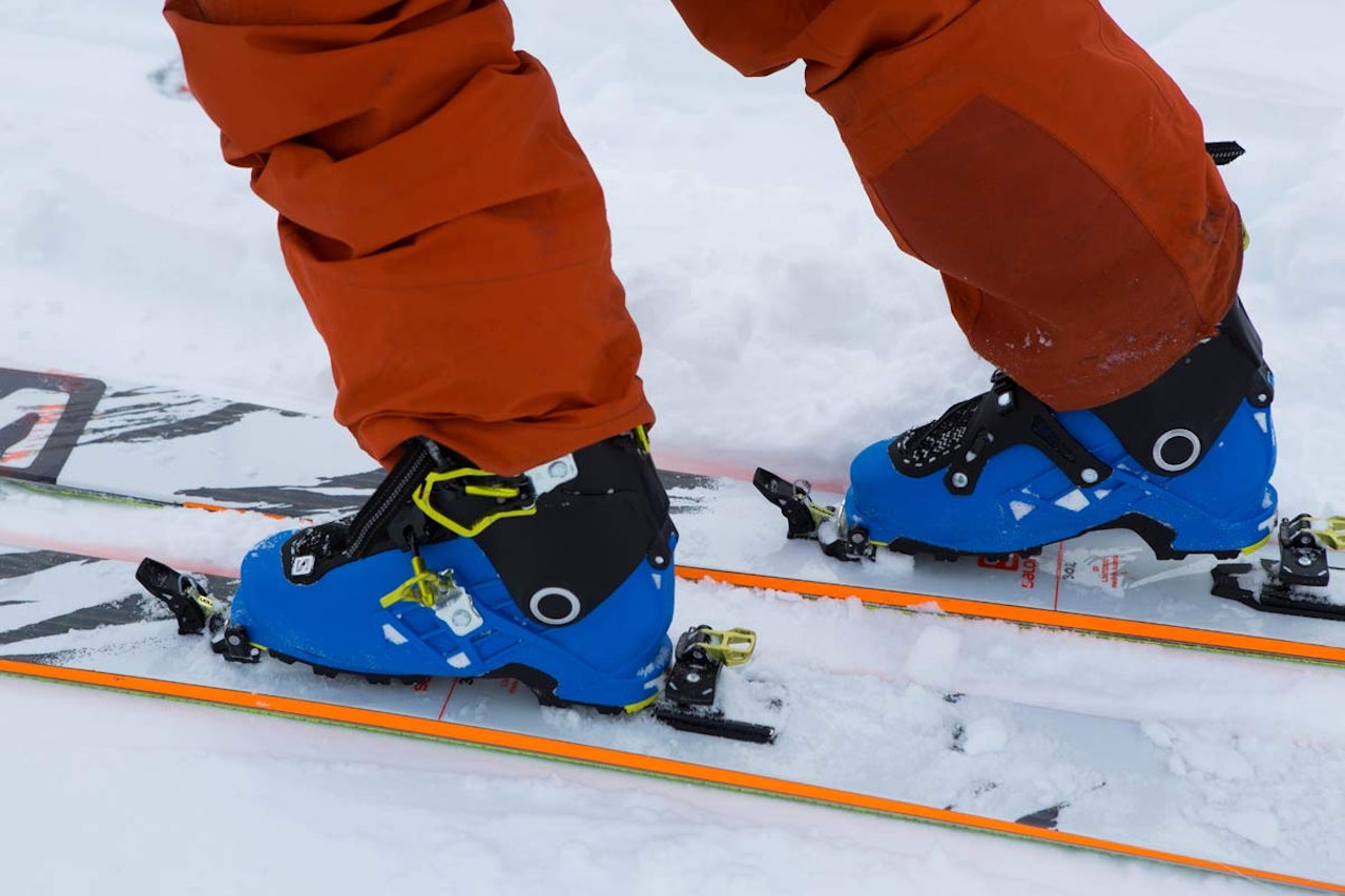 ARVEN ETTER FRANSSON: Avdøde Andreas Fransson har vært sentral i utviklinga av alle toppturproduktene til Salomon. MTN-støvlene er kanskje det mest vellykka produktet i serien. Her er støvlene i gåmodus med spennene åpne. «Slåen» (grønn) som veksler mellom kjøre- og gåmodus ses til høyre for den øverste spenna på støvelen til venstre. Foto: Tore Meirik ARVEN ETTER FRANSSON: Avdøde Andreas Fransson har vært sentral i utviklinga av alle toppturproduktene til Salomon. MTN-støvlene er kanskje det mest vellykka produktet i serien. Her er støvlene i gåmodus med spennene åpne. «Slåen» (grønn) som veksler mellom kjøre- og gåmodus ses til høyre for den øverste spenna på støvelen til venstre. Foto: Tore Meirik