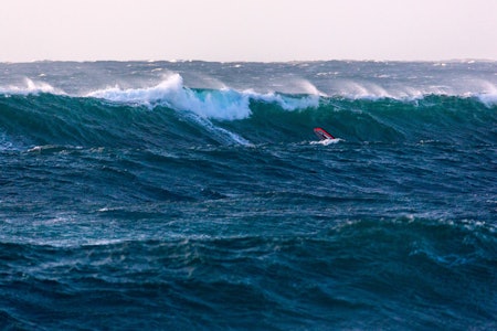 MONSTERBØLGER: På dette bildet av Robert Torkildsen ser du hvor heftige bølgene faktisk er.