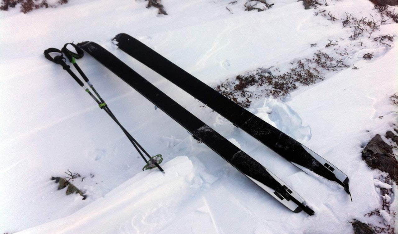 PÅ TUR: Like før fellene skal av og nedkjøringa kan begynne. Selv om begge bakfestene var løse på mesteparten av oppturen, sitter fellene godt på skiene. Foto: Tore Meirik PÅ TUR: Like før fellene skal av og nedkjøringa kan begynne. Selv om begge bakfestene var løse på mesteparten av oppturen, sitter fellene godt på skiene. Foto: Tore Meirik