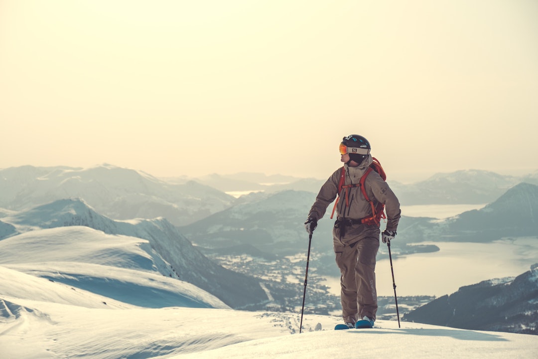 Robert Aaring bruker mye av skitiden sin utenfor skianleggene på jakt etter trygg og urørt snø. Bilde: Bård Gundersen