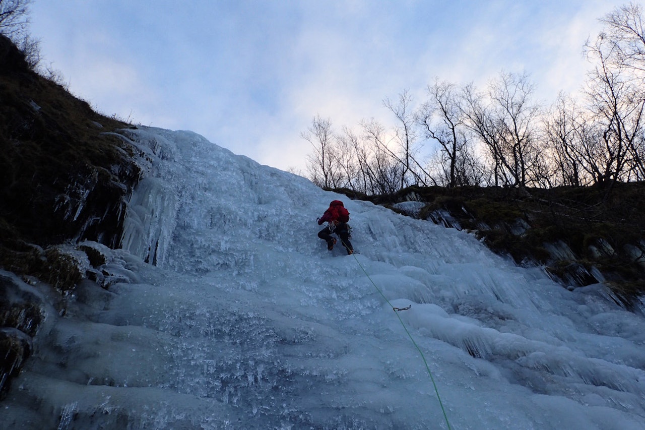 HEFTIG ISKLATRING: Når snøen uteblir smiler klatrerne i Tromsø. Foto: Signar André Nilsen HEFTIG ISKLATRING: Når snøen uteblir smiler klatrerne i Tromsø. Foto: Signar André Nilsen