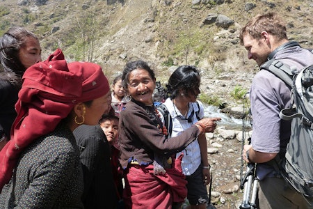 HJALP: Benjamin Hjort var aktiv i MAM - både som kameramann og hjelpearbeider. Foto: MAM HJALP: Benjamin Hjort var aktiv i MAM - både som kameramann og hjelpearbeider. Foto: MAM