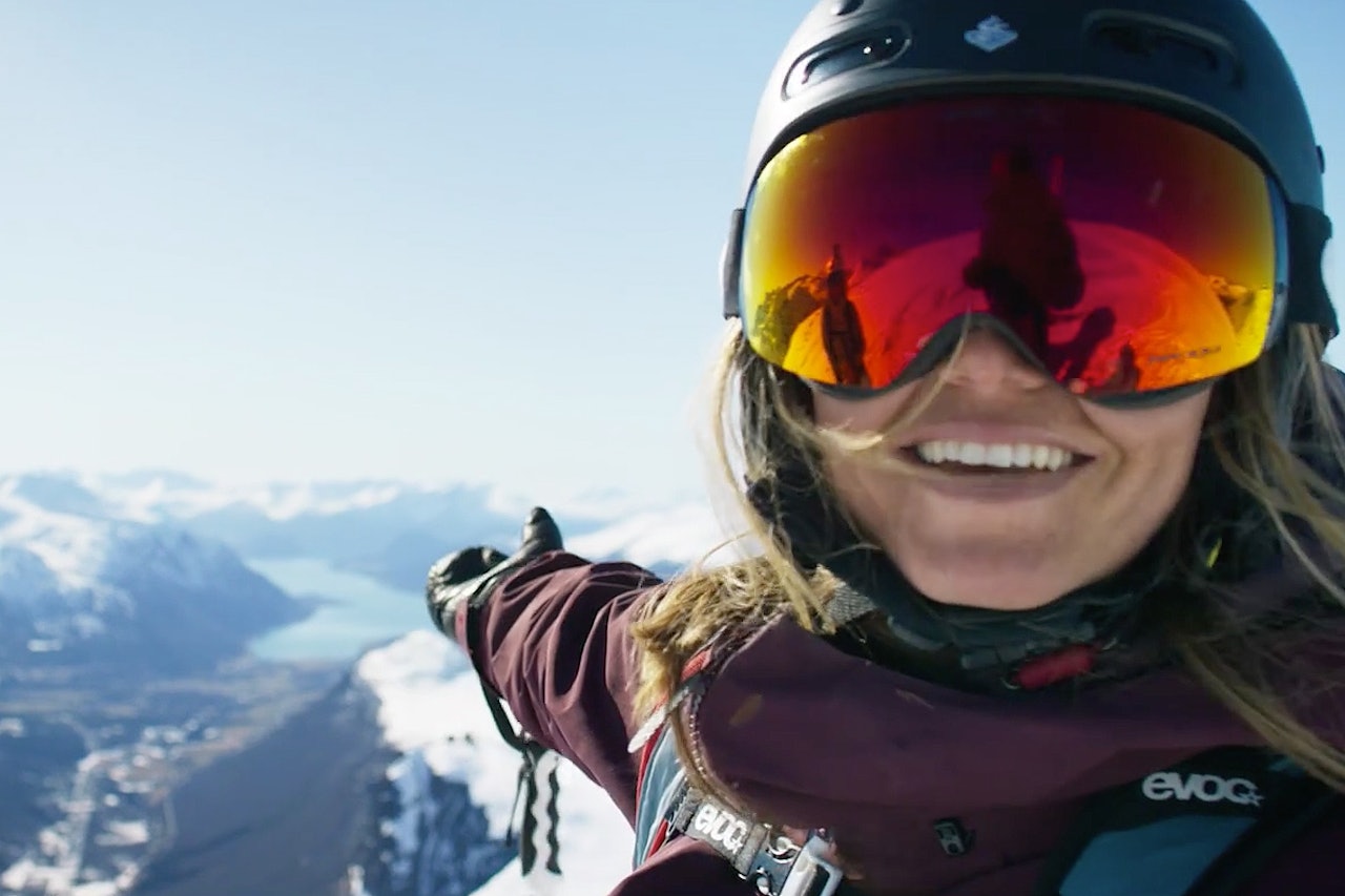 FJORD: Anja Gardli viser frem en av en god del fjorder i filmen. Foto: Skjermdump FJORD: Anja Gardli viser frem en av en god del fjorder i filmen. Foto: Skjermdump