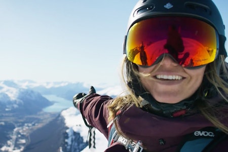 FJORD: Anja Gardli viser frem en av en god del fjorder i filmen. Foto: Skjermdump FJORD: Anja Gardli viser frem en av en god del fjorder i filmen. Foto: Skjermdump