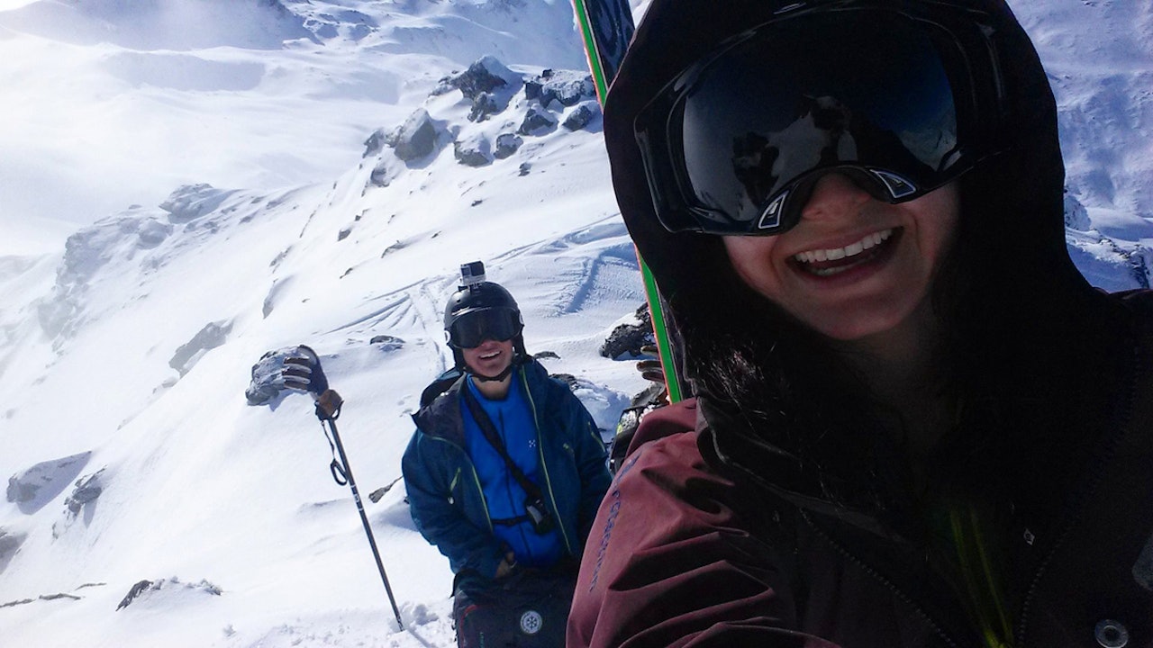 PÅ TUR: Endelig kom nysnøen, og Mary Birkeland og co. kan kjøre større linjer på New Zealand og få på steinslip samtidig. Foto: Mary Birkeland PÅ TUR: Endelig kom nysnøen, og Mary Birkeland og co. kan kjøre større linjer på New Zealand og få på steinslip samtidig. Foto: Mary Birkeland